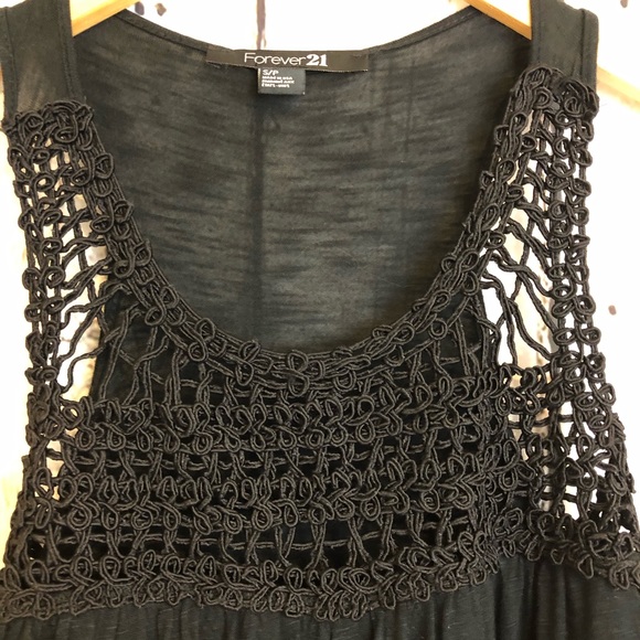 Forever 21 Black Sleeveless scoop neck crochet overlay elastic bottom size small - Picture 2 of 7